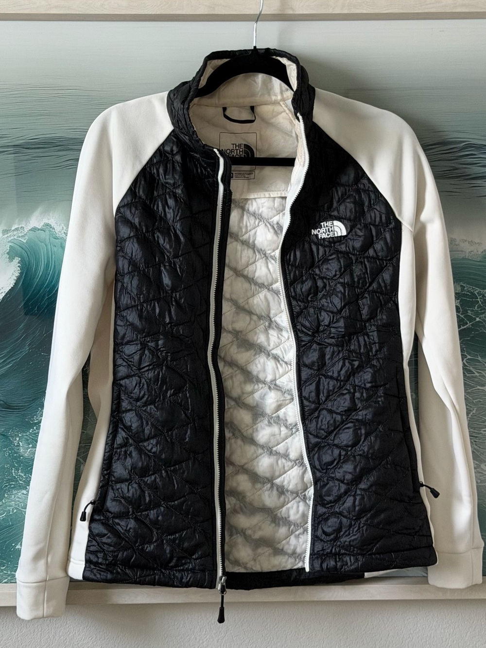 The North Face Women's Black Front White Sleeve Quilted Jacket - Picture 2 of 4